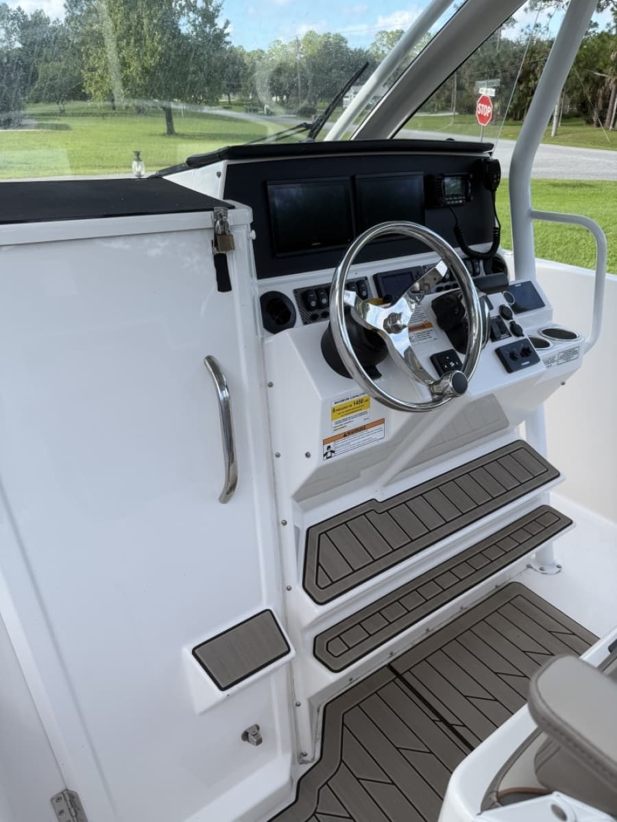 Cutwater 24 - Helm & Cabin Entry