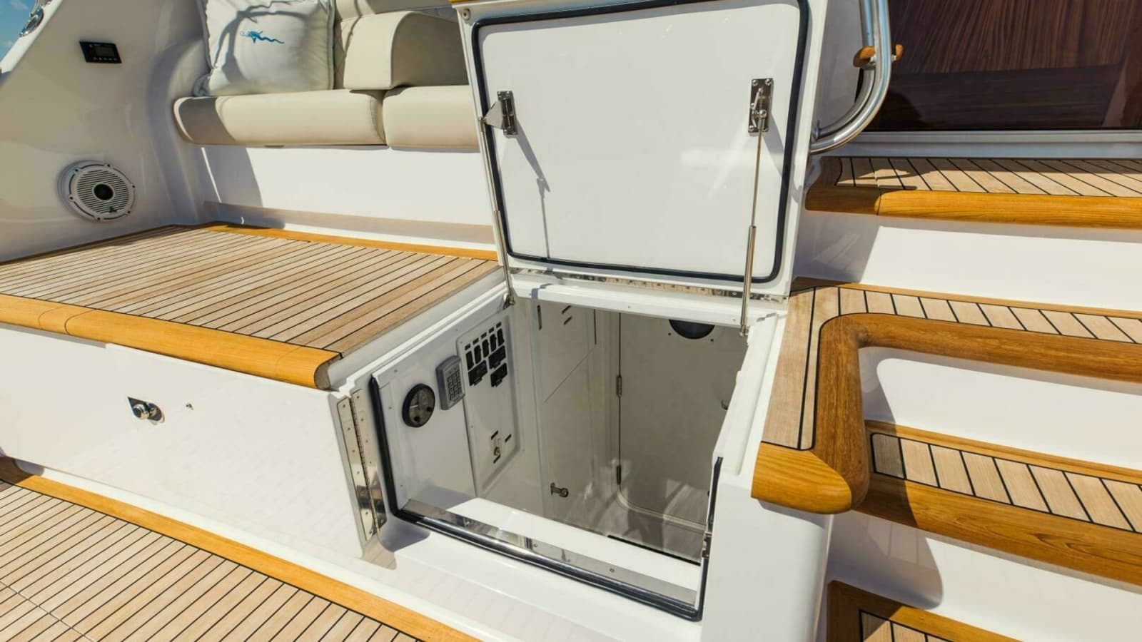 2020 Viking 72 Enclosed Bridge