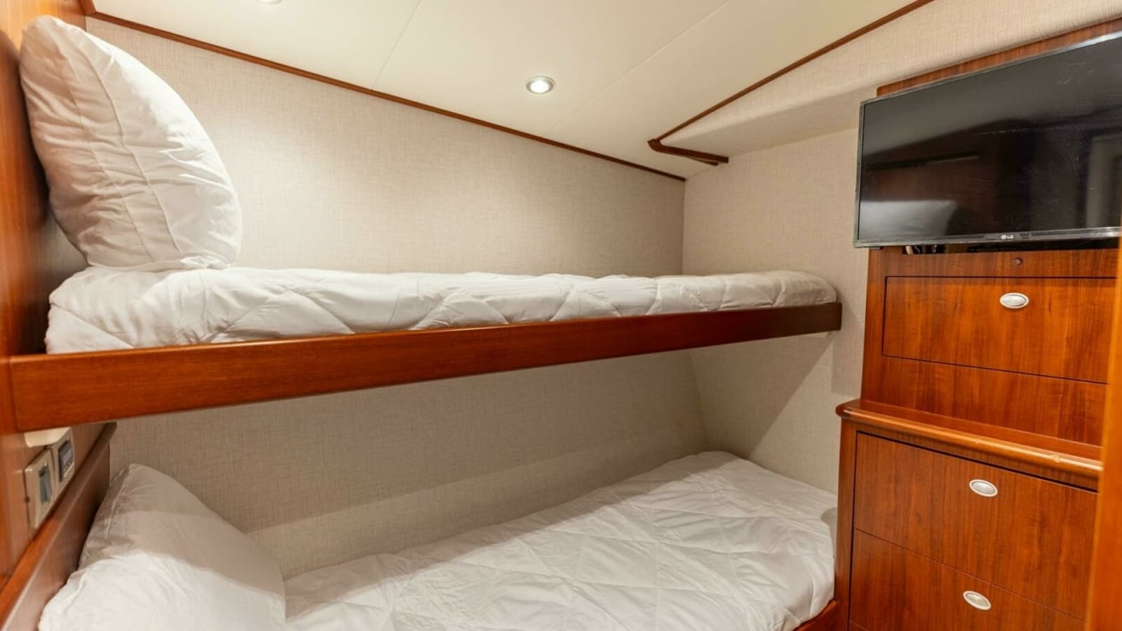 2006 Jim Smith 68 Convertible- STBD Bunks
