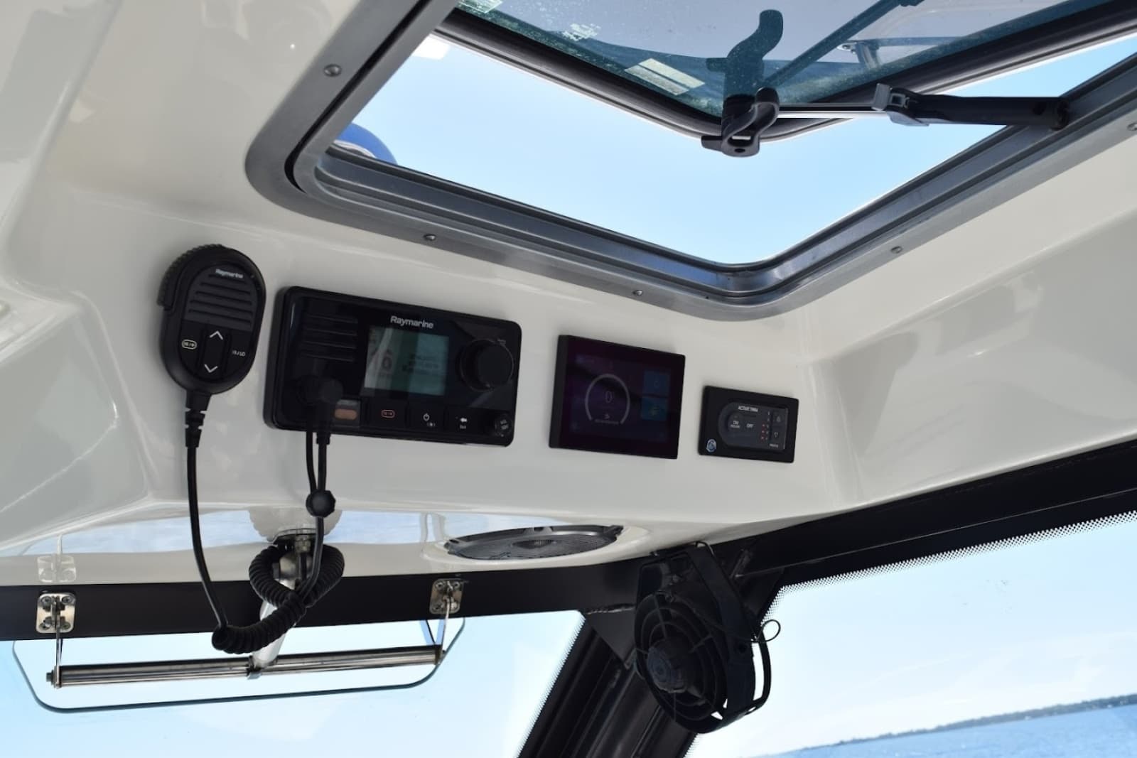 Boston Whaler 32 - SIP N SEA - Helm