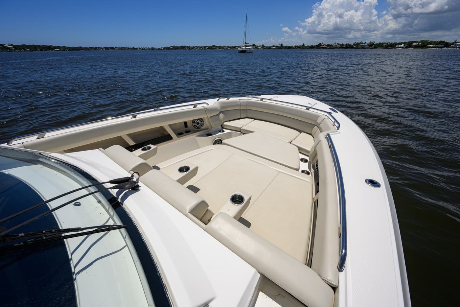 Boston Whaler 35 - DERRYN -  Bow