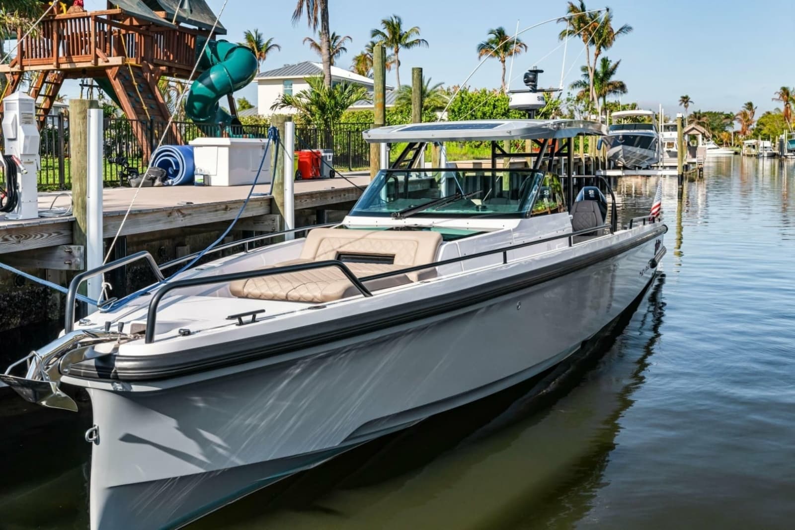 Axopar 37 - Exterior Profile