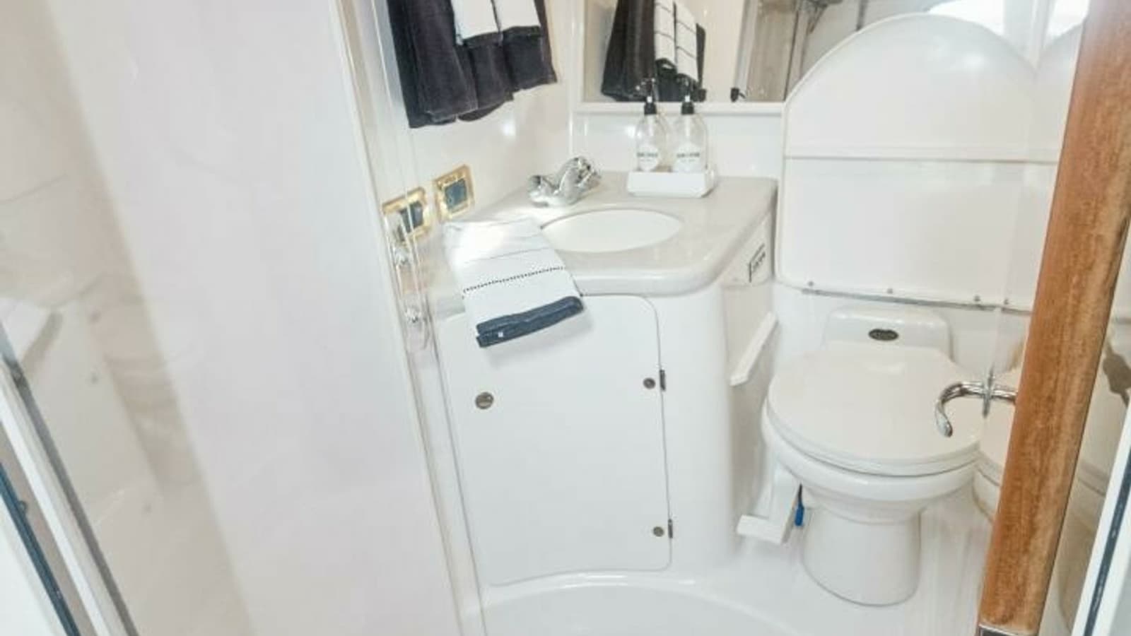 2000 Sea Ray 370 Express Cruiser "Sandie Lee" - Compact Marine Bathroom with Shower