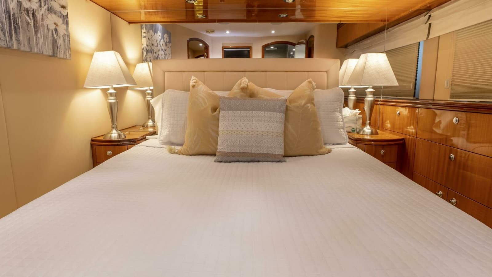 Hatteras 80 Gallopin- VIP Stateroom