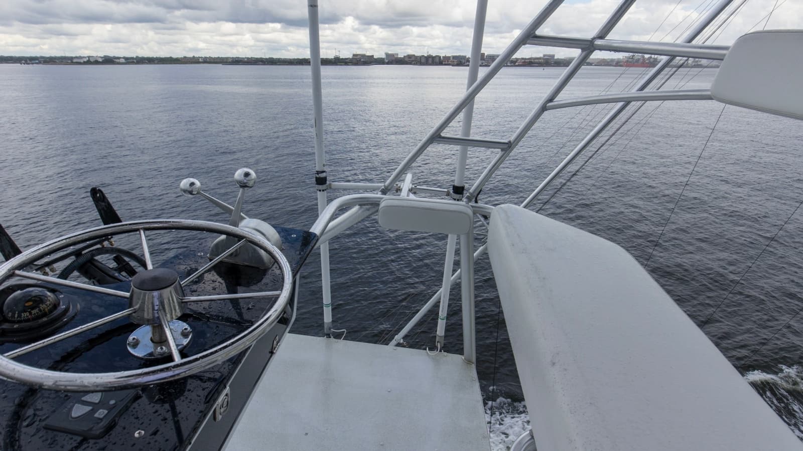 1999 Hatteras 60 Enclosed Bridge Better Days Tower Helm (1)