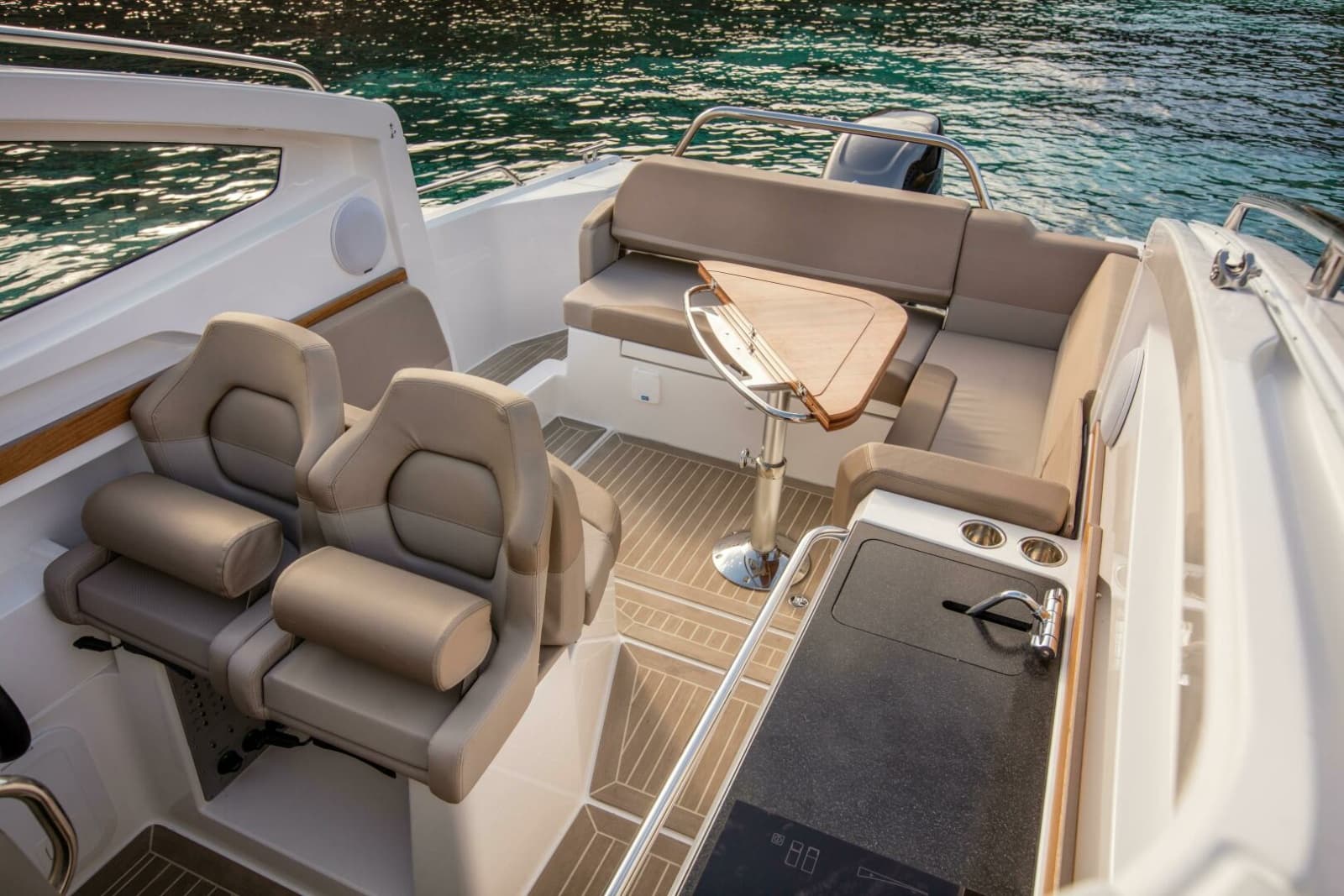 Nimbus Weekender 9 Helm and Aft Seating
