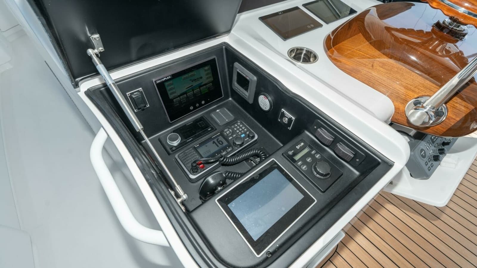 2025 Viking 90C "Zatara"