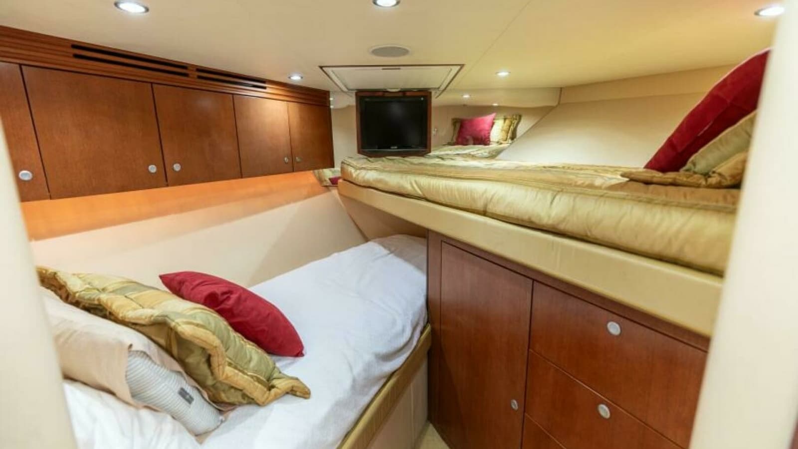 2008 Hatteras 60 Convertible VIP Stateroom