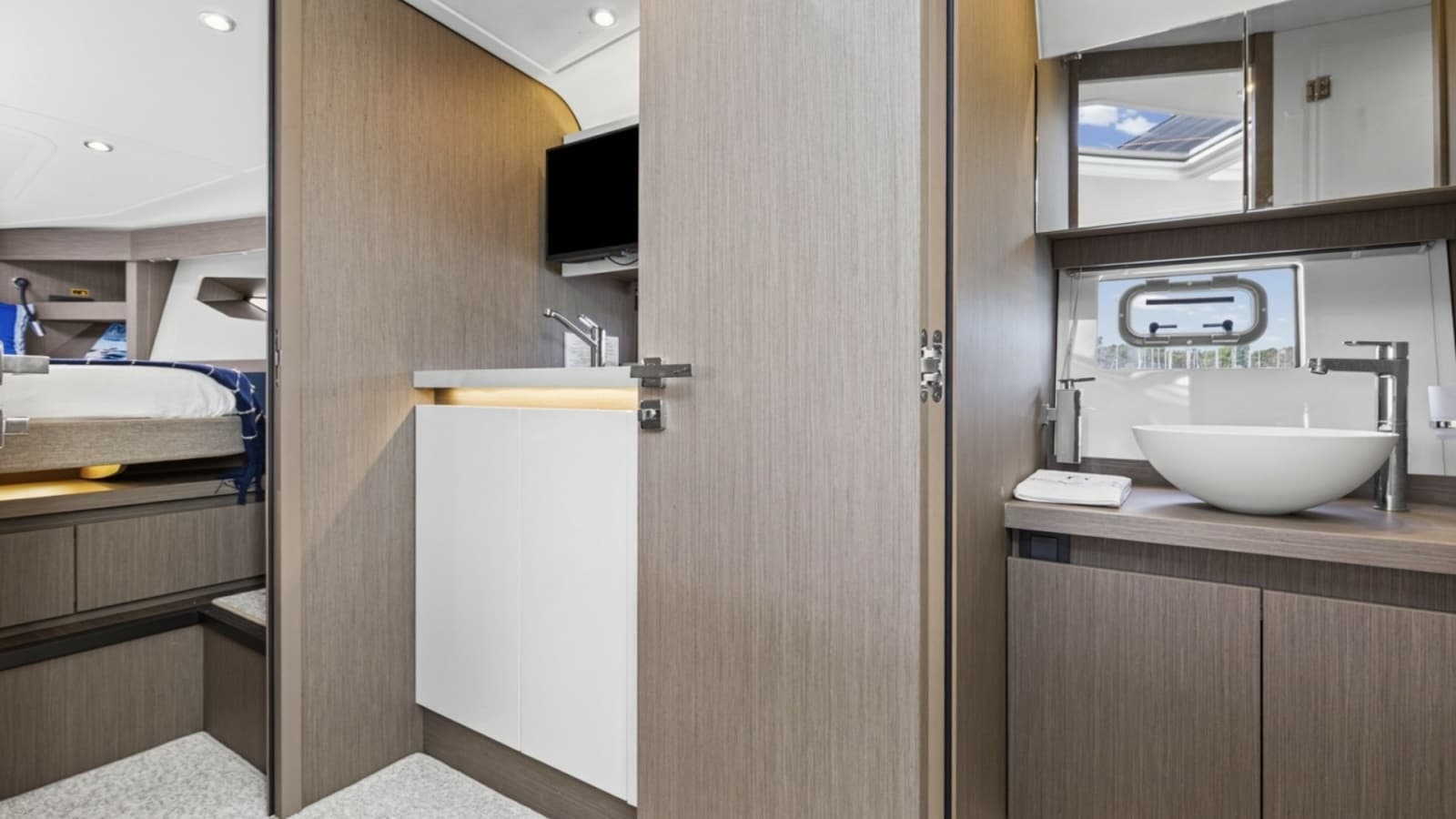 2022 Beneteau 41 Grand Turismo War Downs Eagle Guest Head (2)