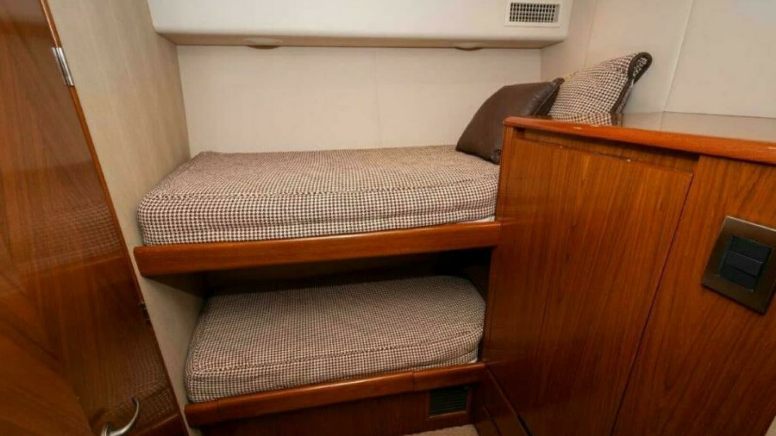 2012 76 Viking Sky Bridge Barefoot Drive Bunk Room