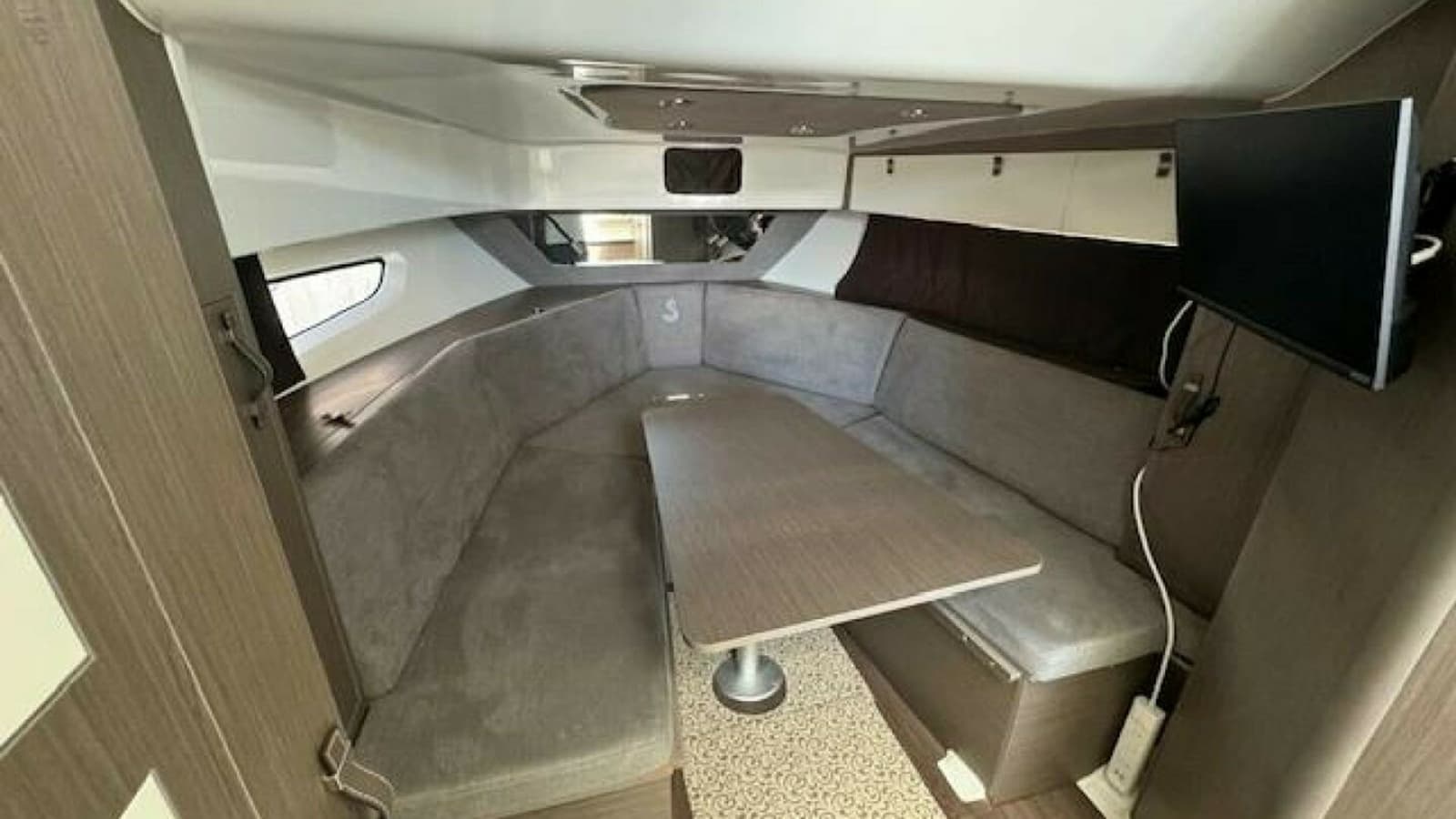 2022 Beneteau 32 Gran Turismo "FORTUNA" - Forward Cabin Salon with Dinette