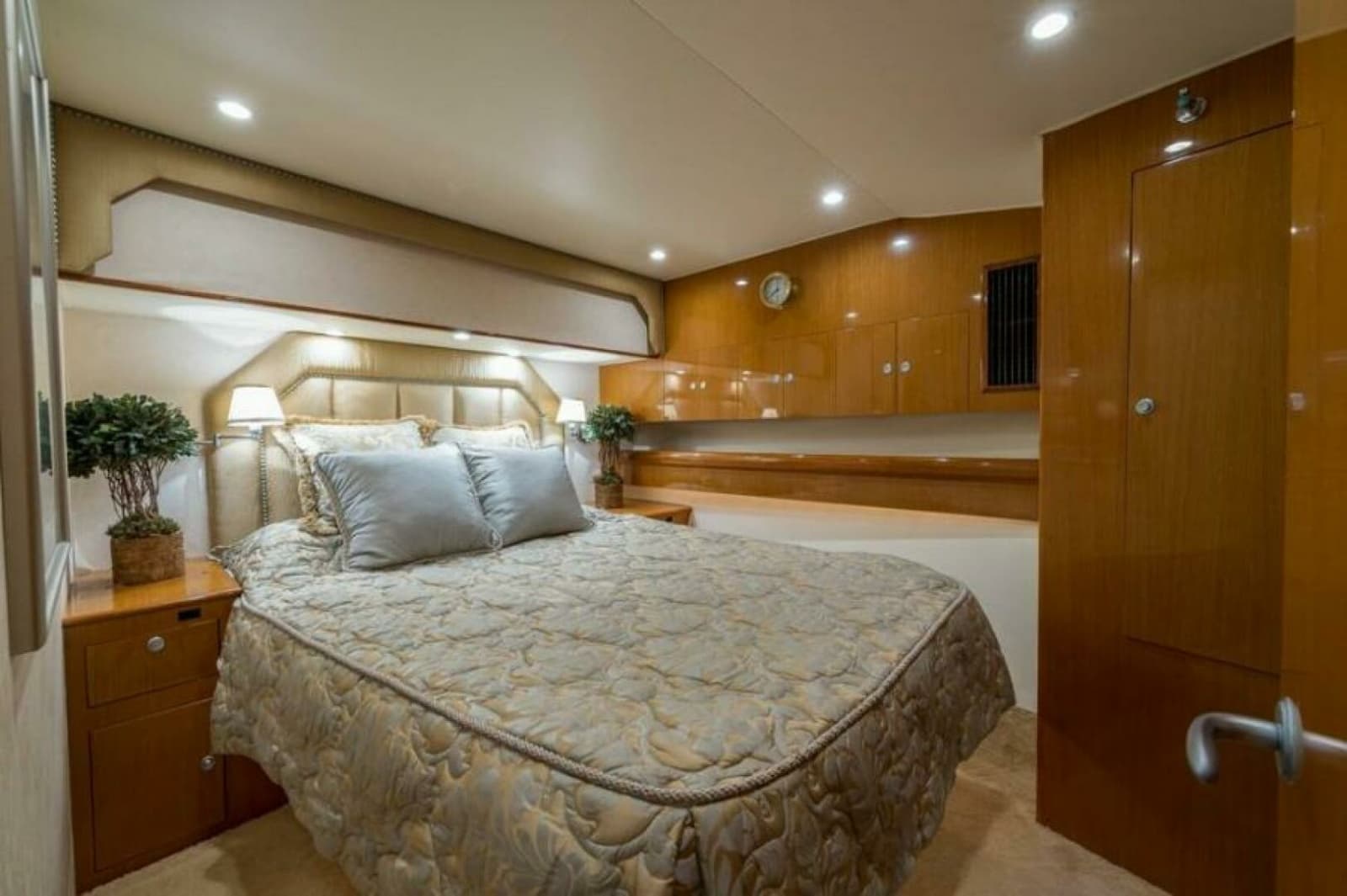 Post 53 - Ros Lyn - Master Stateroom