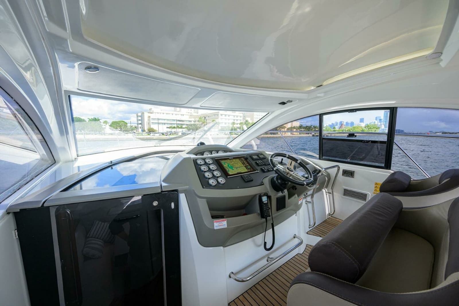 Beneteau 38 GT - Helm Electronics, Seating