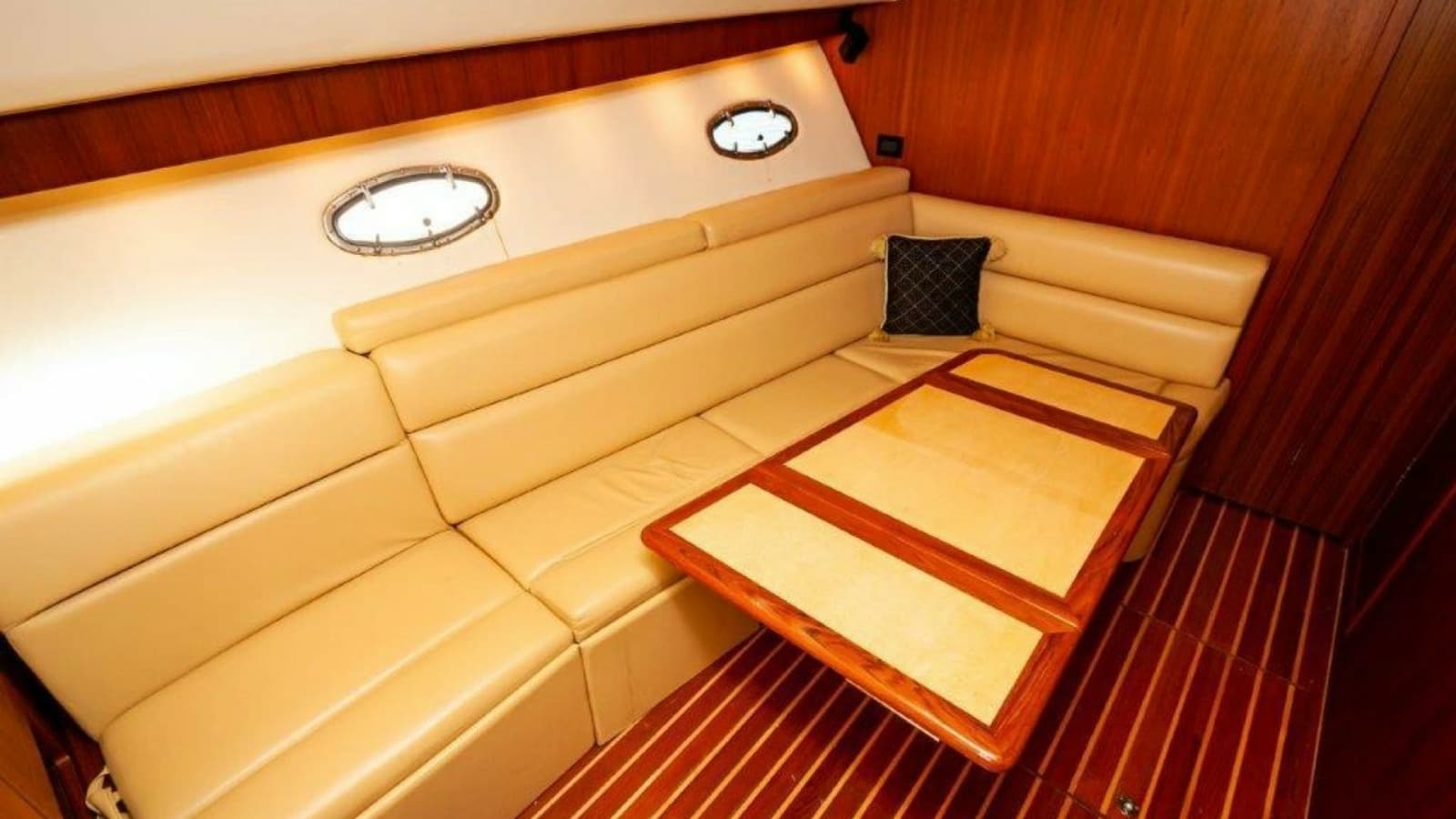 2003 Tiara Yachts 4200 Open Kingfisher Salon 2