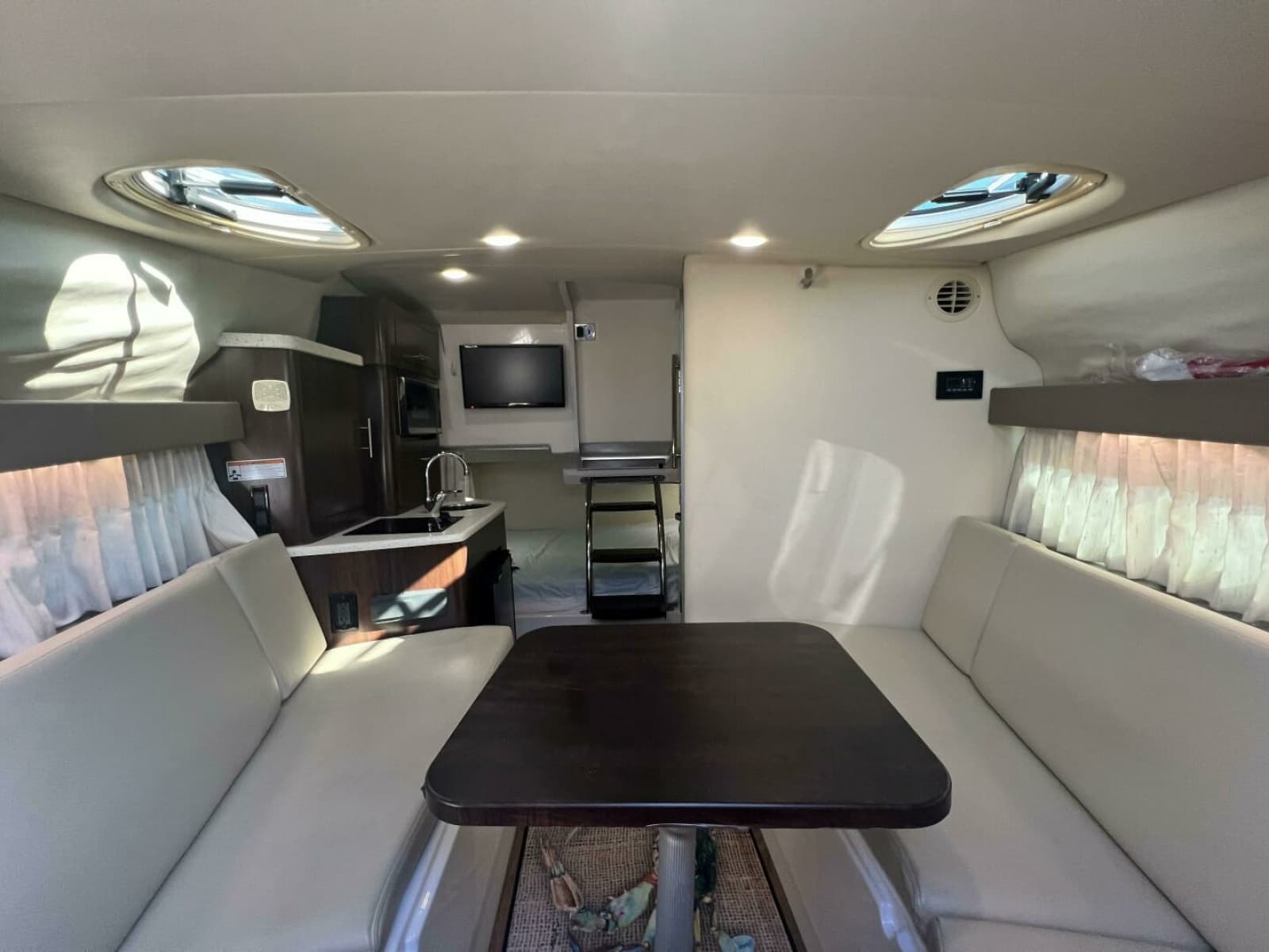Regal 28 Express-Cabin