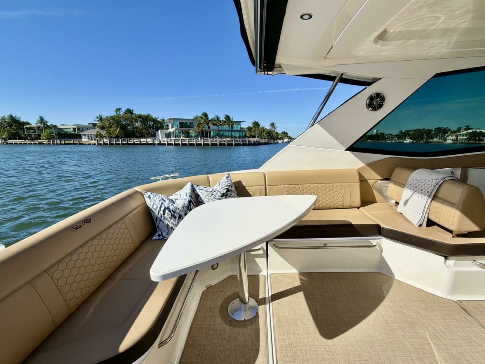Sea Ray 32 - Cockpit