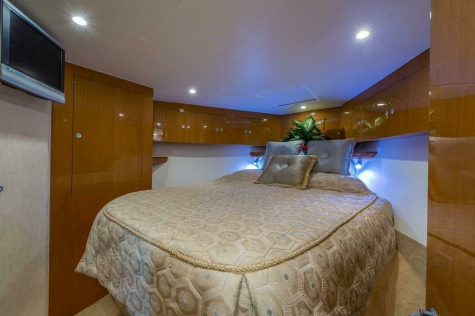 Post 53 - Ros Lyn - VIP Stateroom