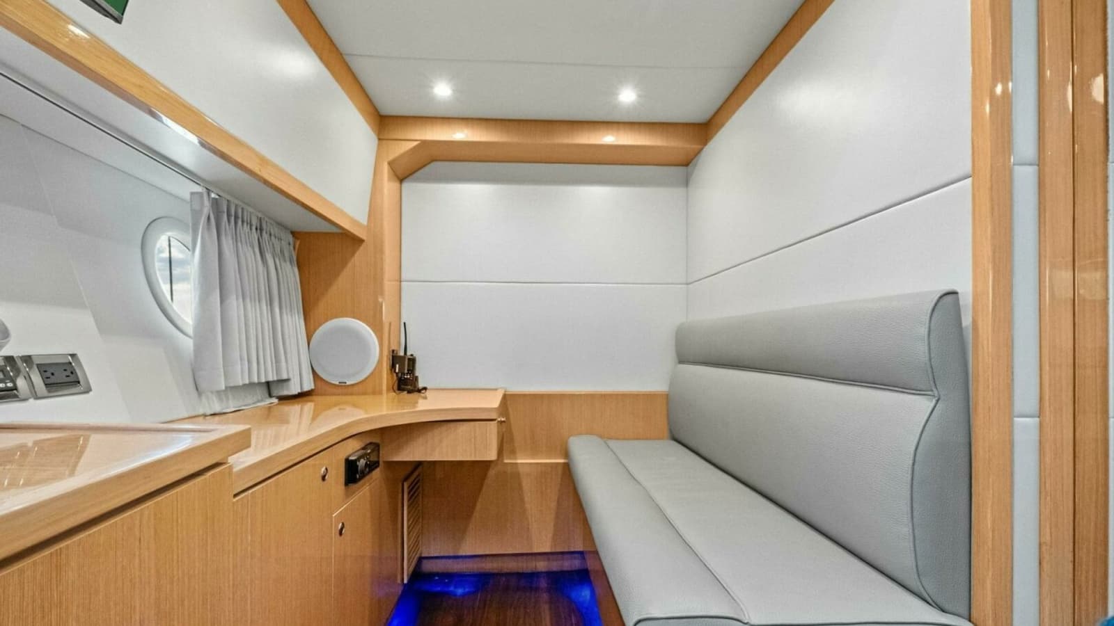 2018 Outboard Express Catamaran 47