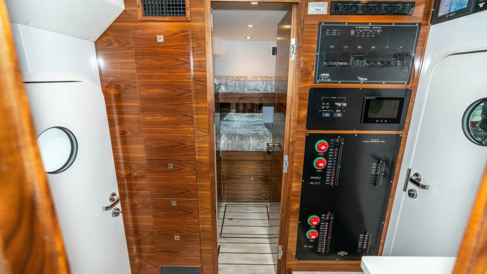 2025 Viking 90C "Zatara"