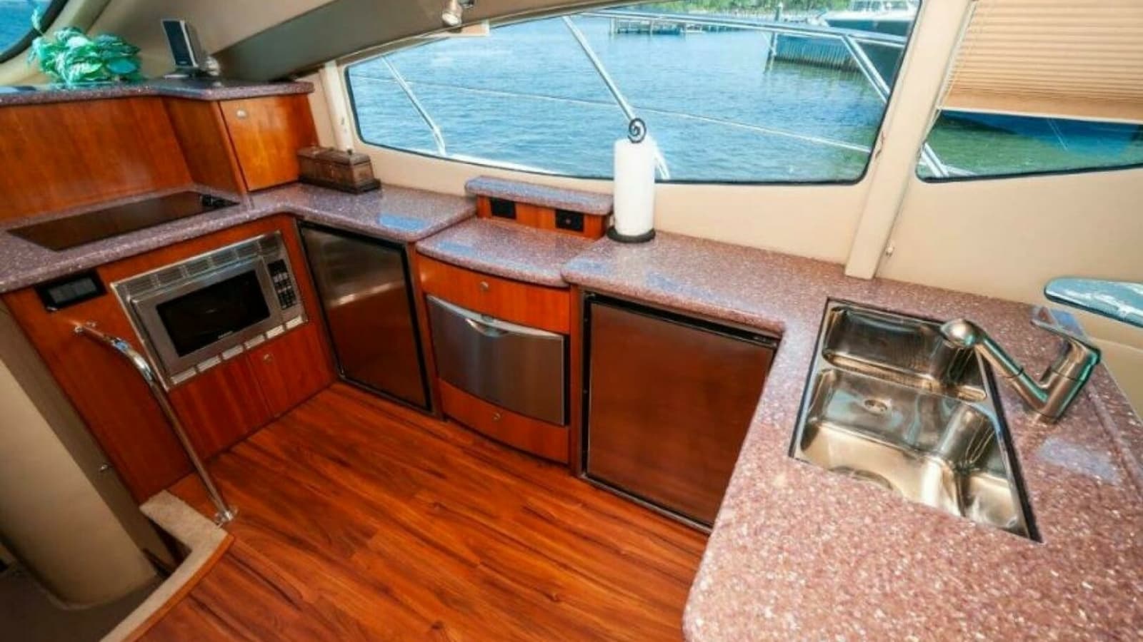 2006 47 Cruisers Galley