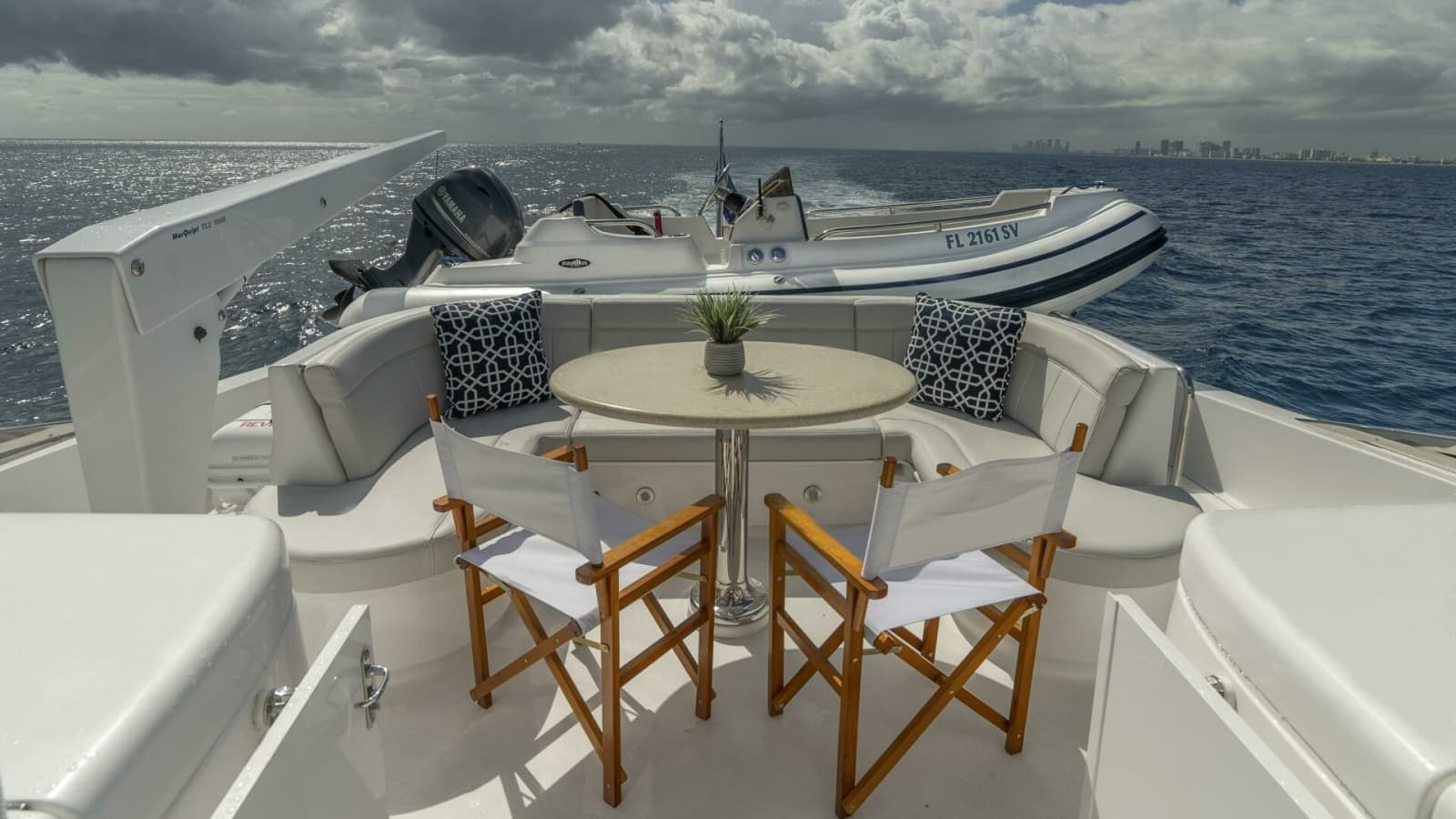 Hatteras 80 Gallopin- Flybridge Dinette