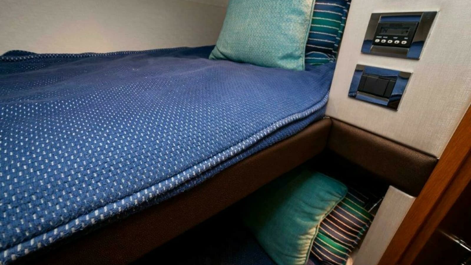 2016 Hatteras GT60 KNOT ON CALL FWD Bunkroom