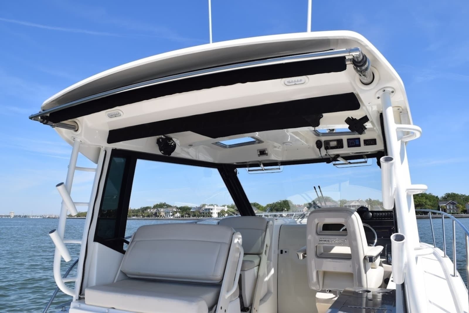 Boston Whaler 32 - SIP N SEA - Cockpit