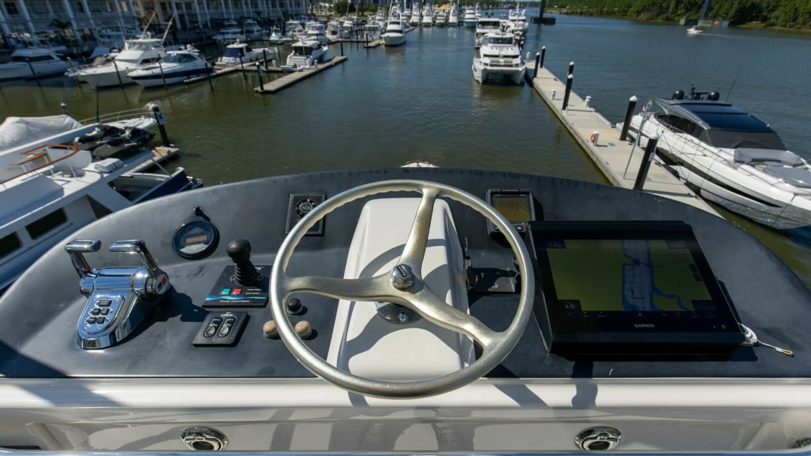 52_2827464_2005_76_whiticar_enclosed_bridge_badonkadonk_flybridge_3