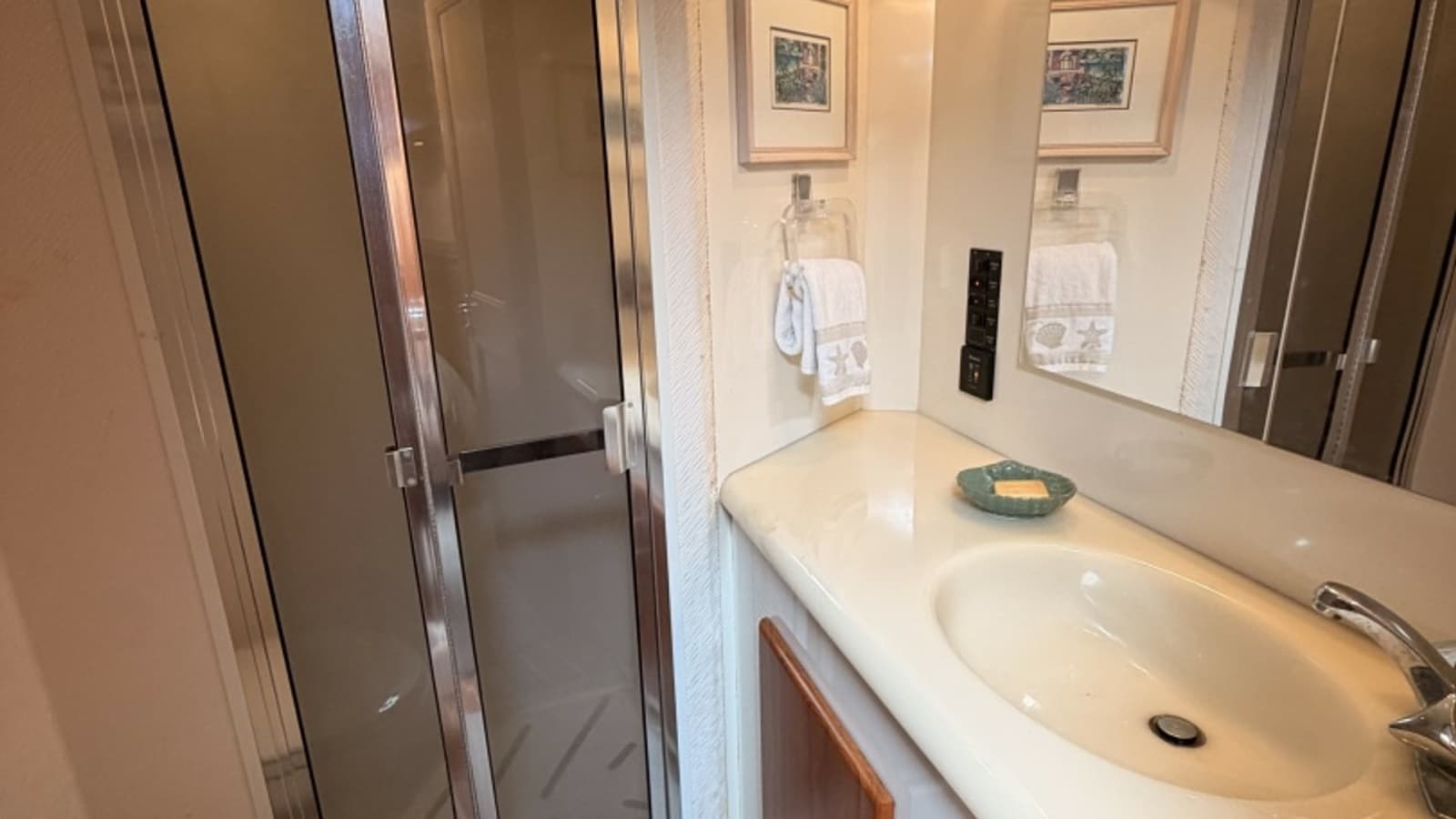 1994 Viking 50 Convertible "Wild Rice" - Spacious Ensuite Bathroom