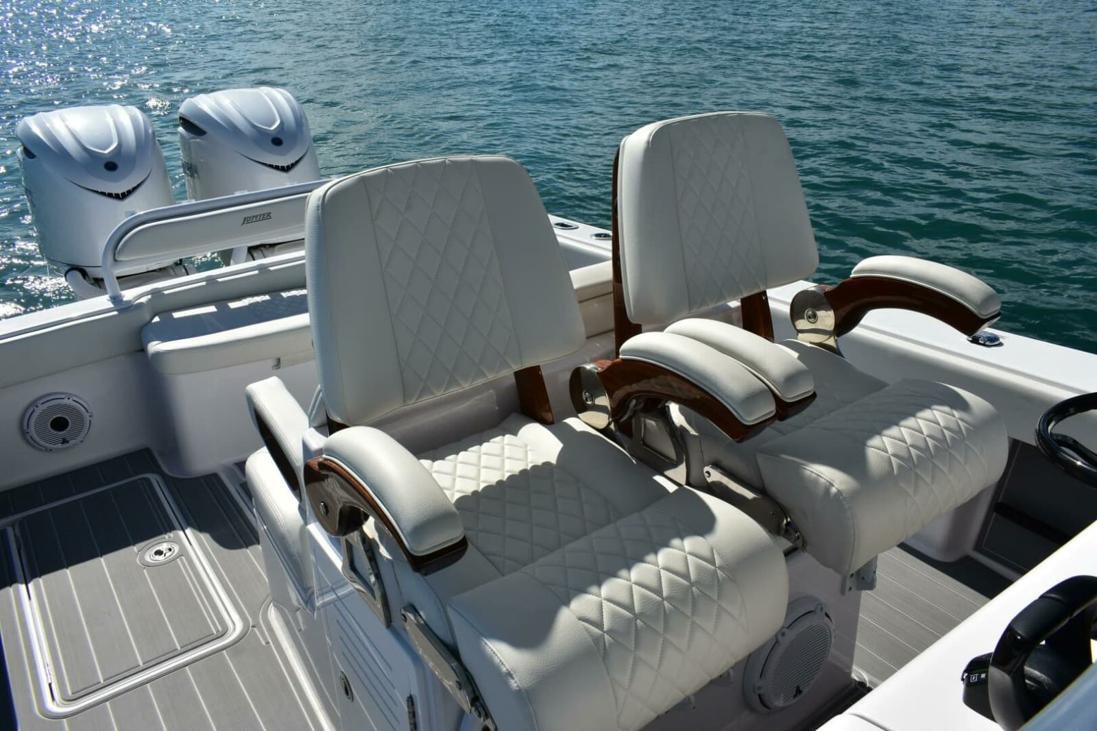2025 32 - FULL CIRCLE - Helm Seating