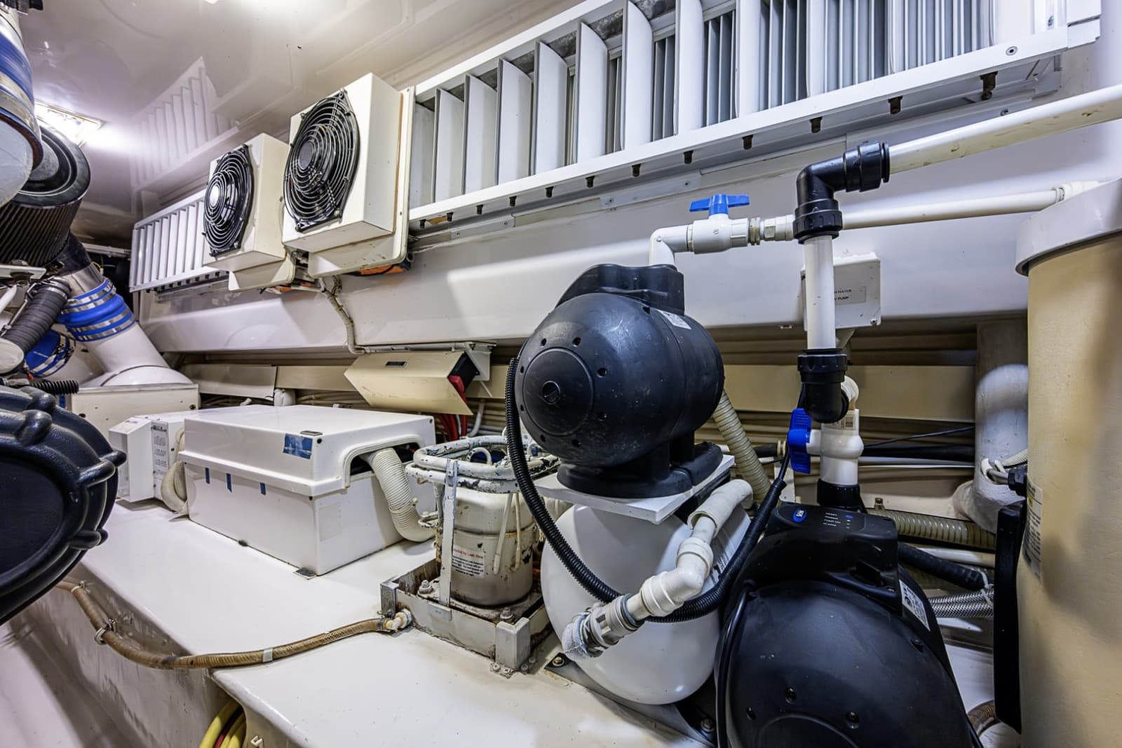 Viking 64 BIG BLUE - Engine Room