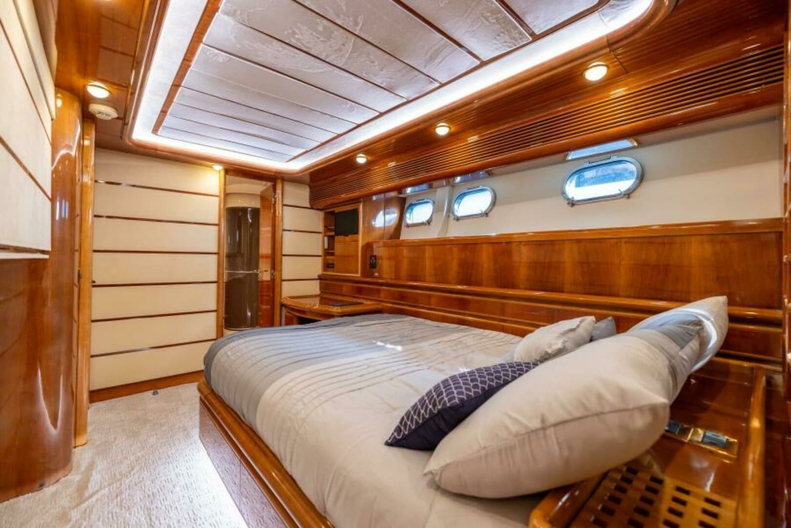 2001 Ferretti 94 Raised Pilothouse - Dreamchaser -Guest Stateroom