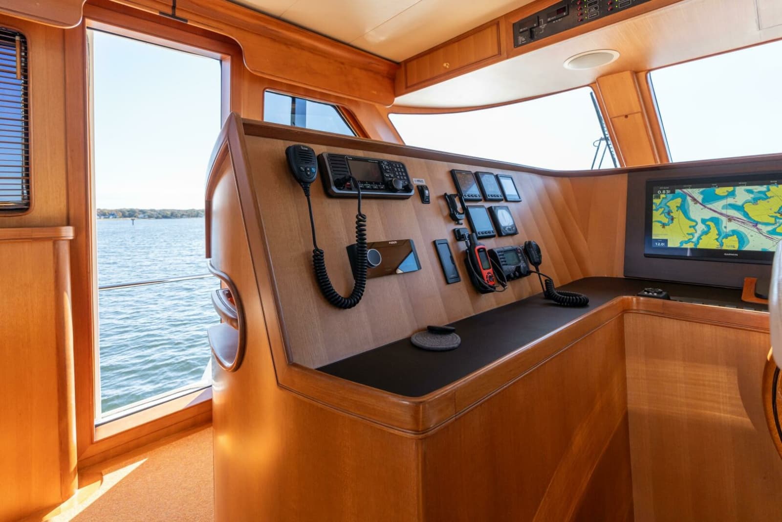 Marlow 72 GRIFFIN - Command Bridge Helm