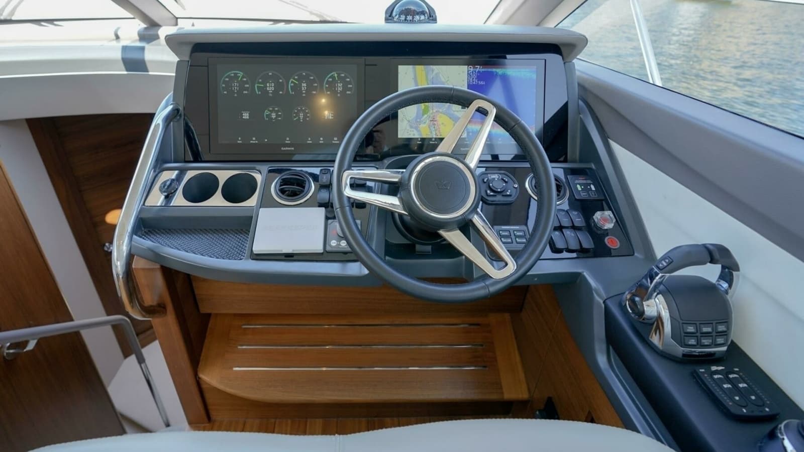 2021 Princess F50- MAKING TIME- Helm