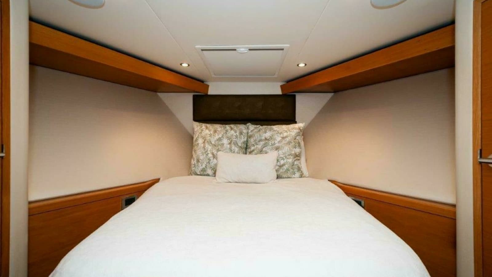 2016 Hatteras GT60 KNOT ON CALL VIP SR 2