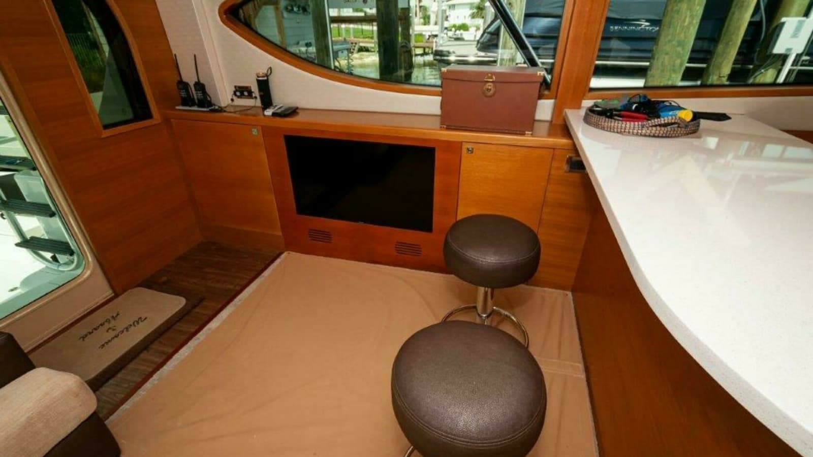 2016 Hatteras GT60 KNOT ON CALL Salon 2