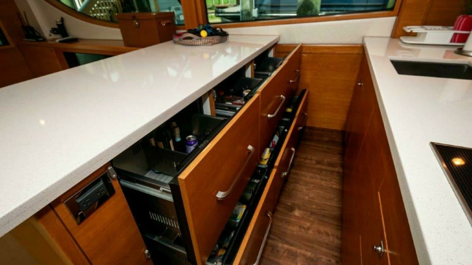 2016 Hatteras GT60 KNOT ON CALL Galley 3