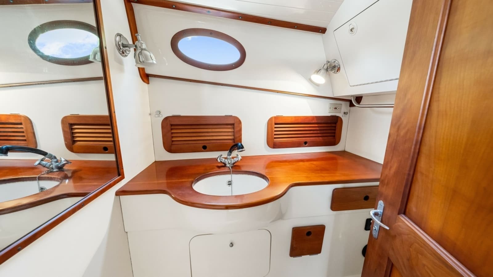 1998 36 Hinckley Picnic Boat Stateroom Head