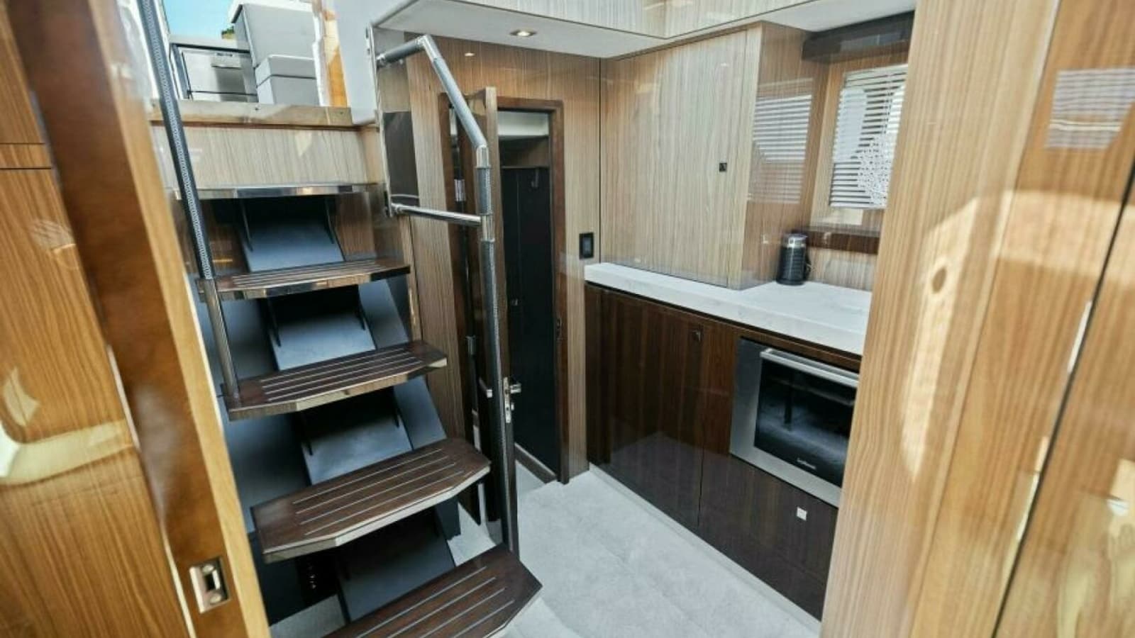 2023 Cruisers Yachts 60 Cantius Fly- Companionway