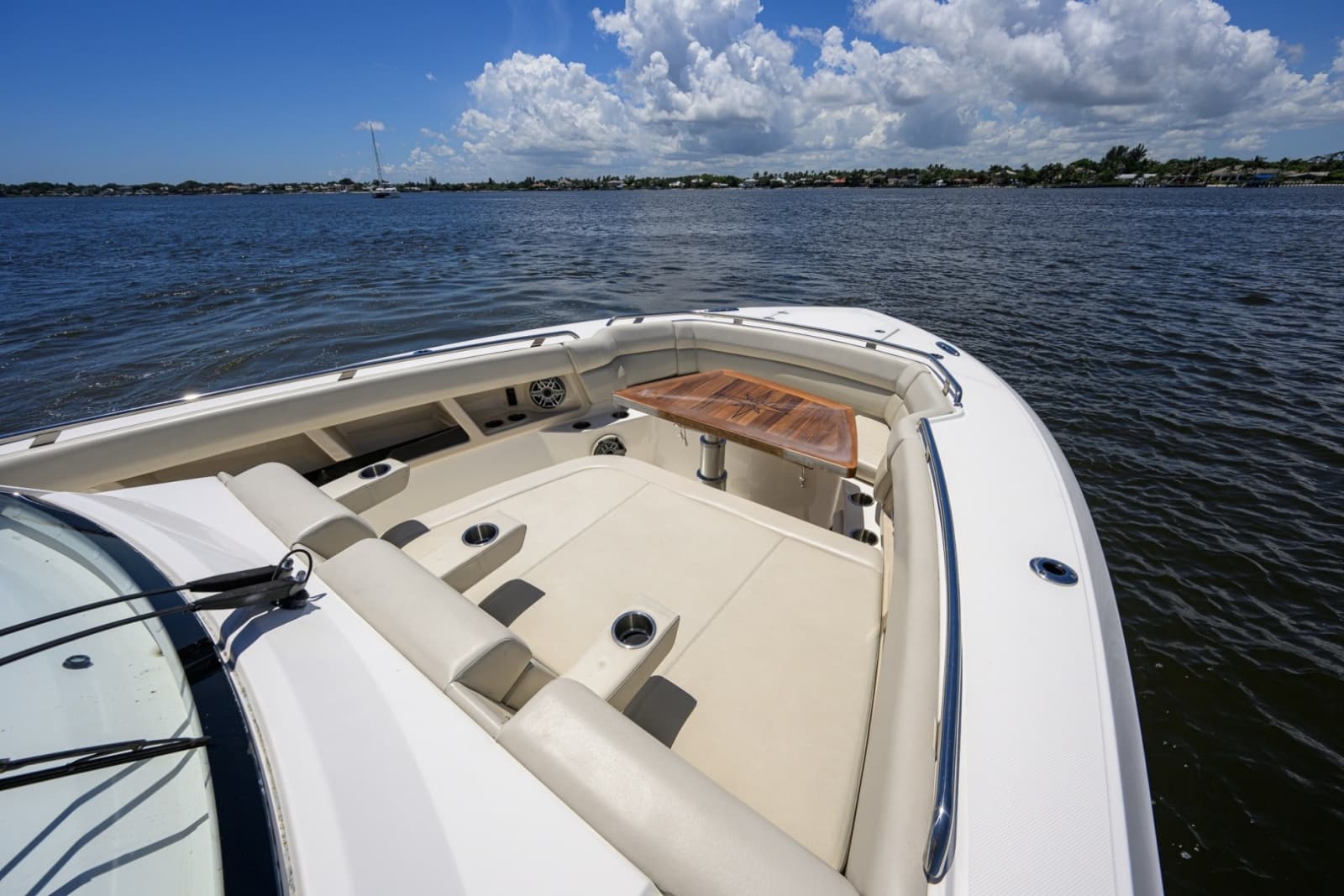 Boston Whaler 35 - DERRYN -  Bow