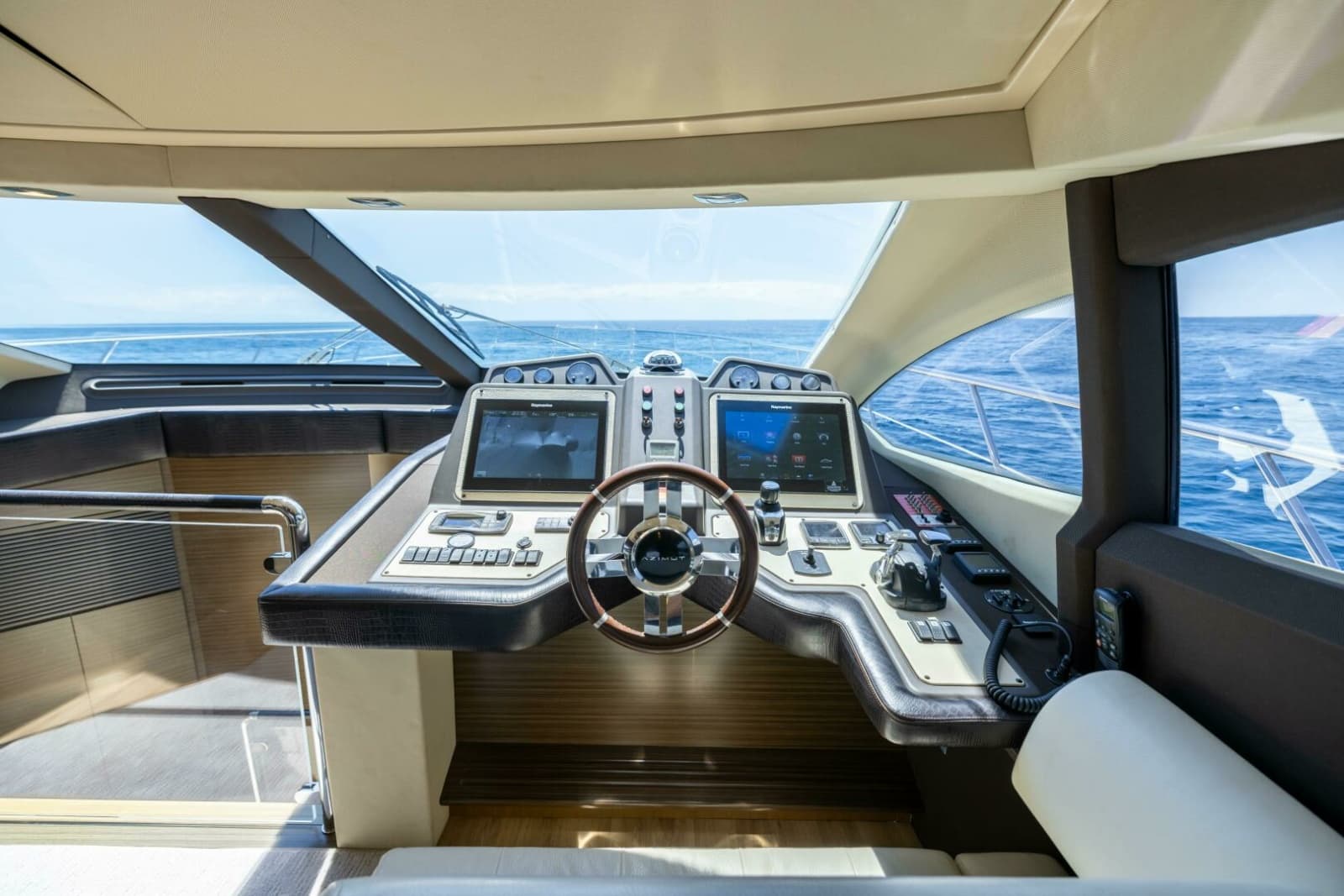 Azimut 64 A/Sea - Interior Helm