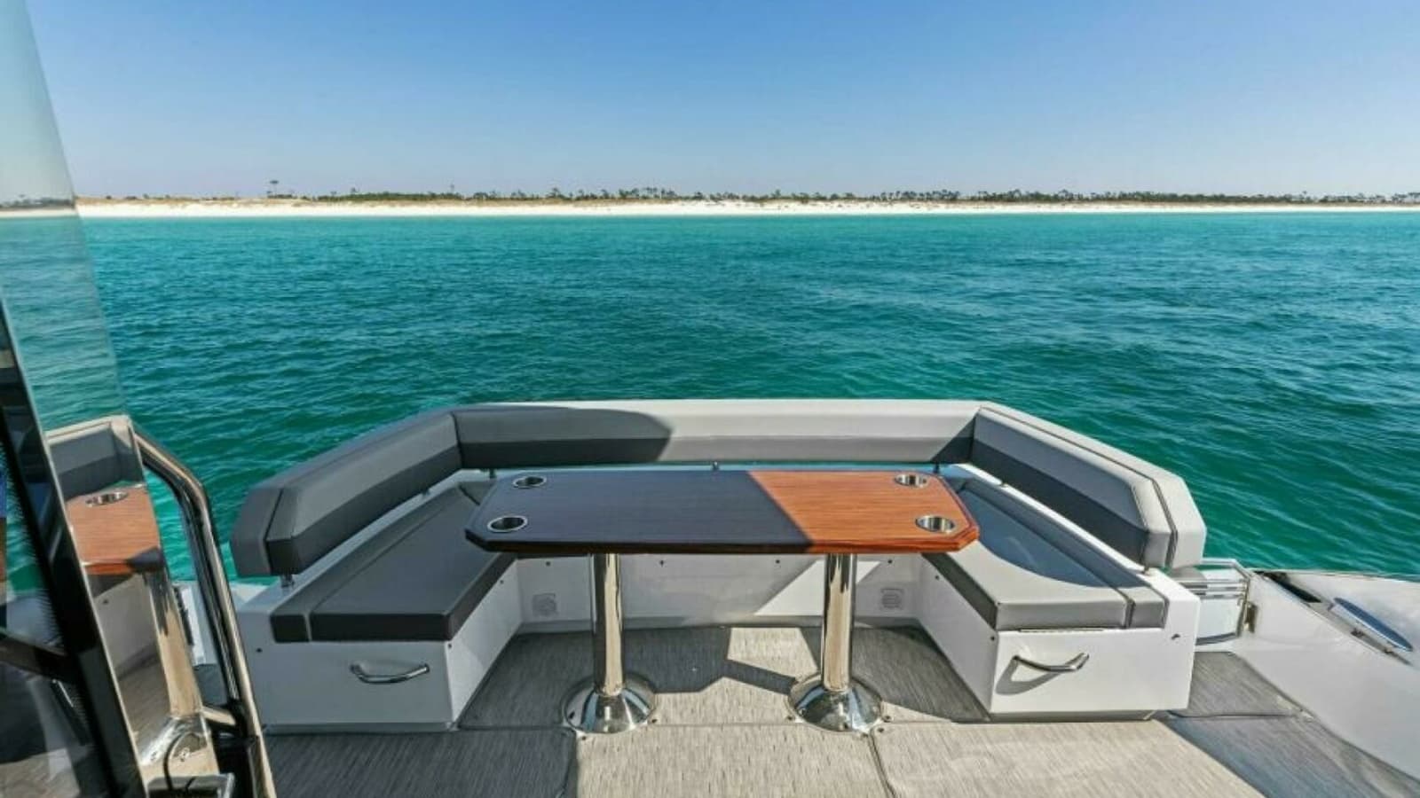2023 Cruisers Yachts 60 Cantius Fly-Cockpit