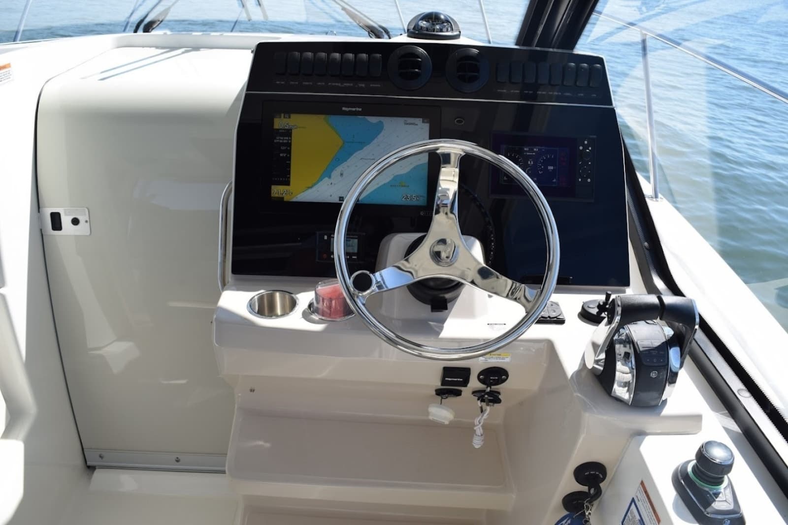 Boston Whaler 32 - SIP N SEA - Helm