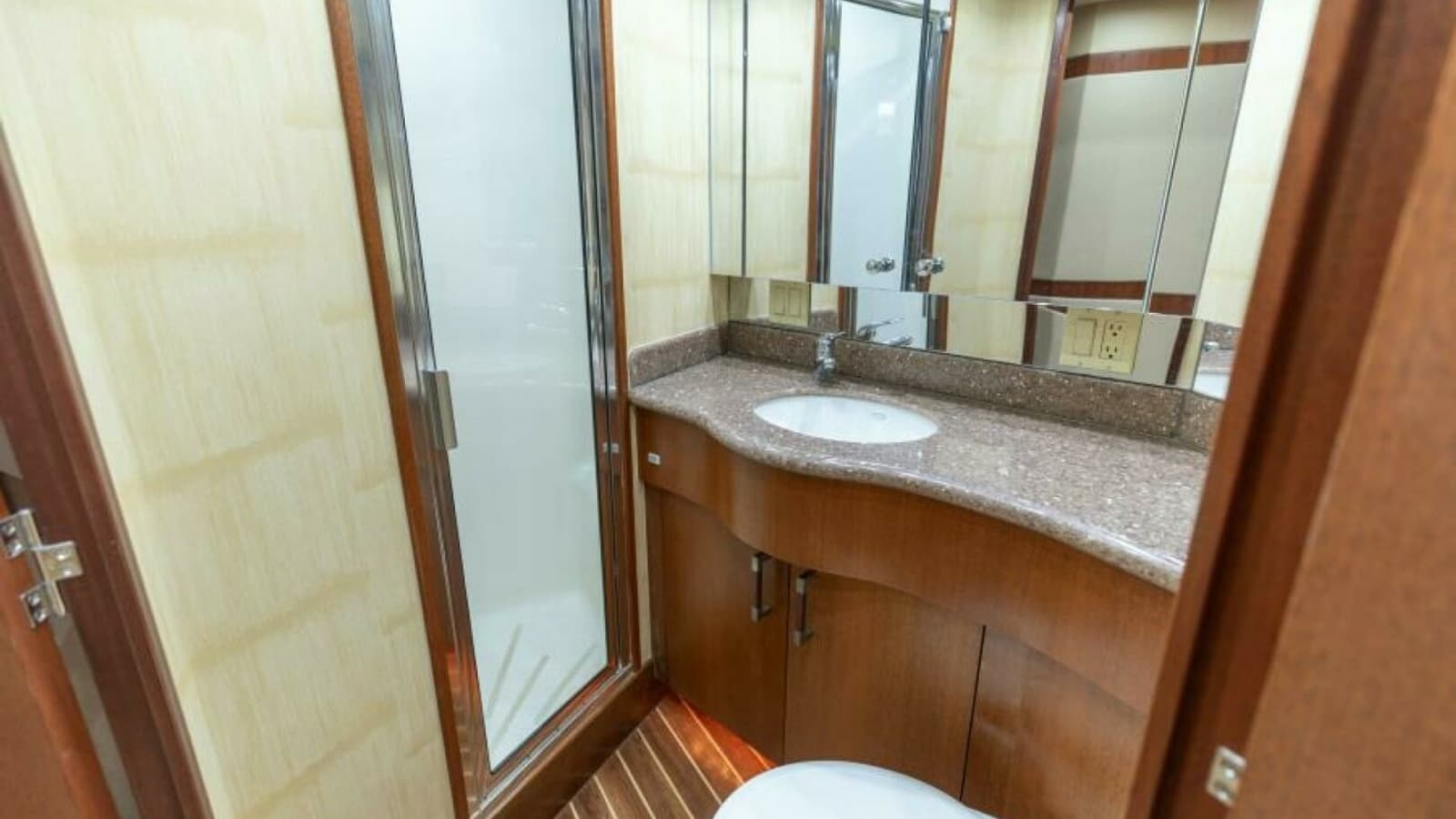 2008 Hatteras 60 Convertible Guest Head