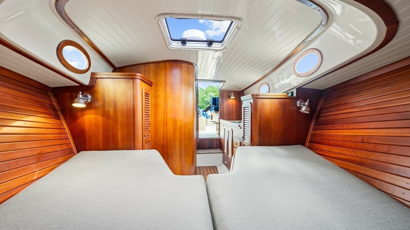 1998 36 Hinckley Picnic Boat Stateroom