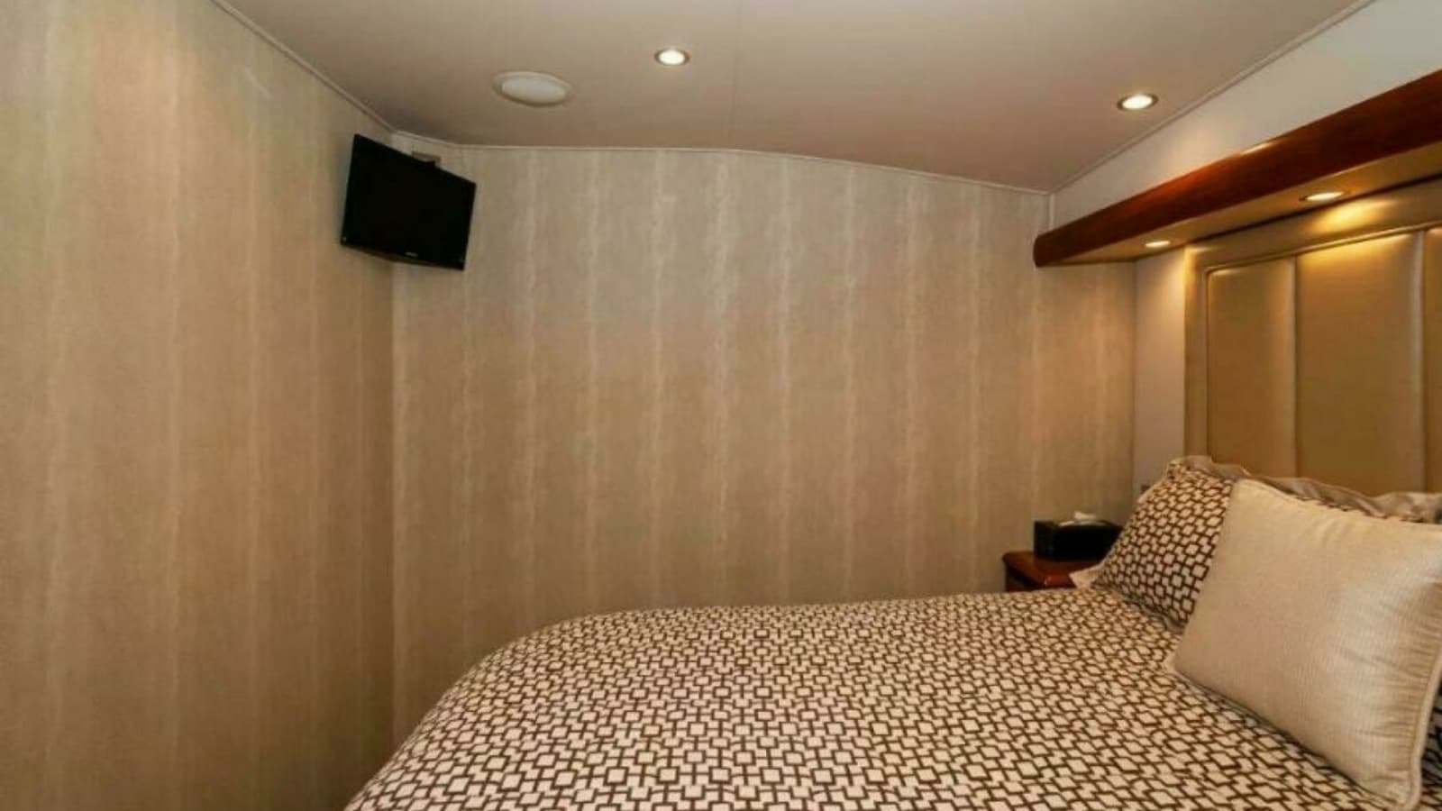 2012 76 Viking Sky Bridge Barefoot Drive VIP Stateroom (5)
