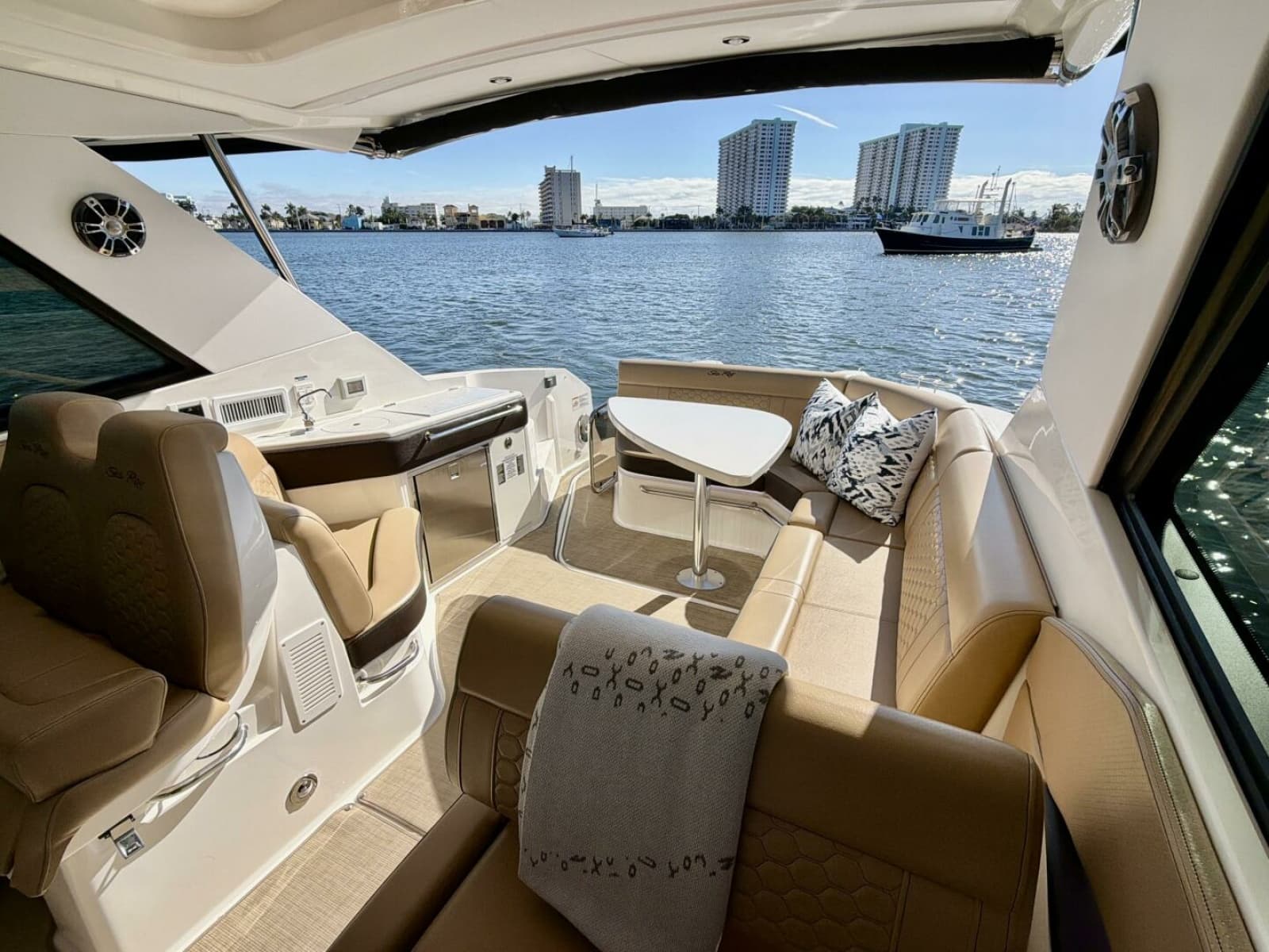 Sea Ray 32 - Cockpit