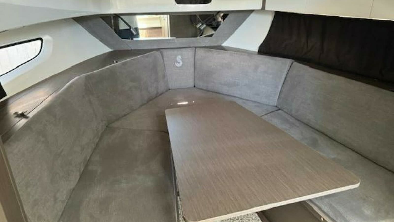 2022 Beneteau 32 Gran Turismo "FORTUNA" - Spacious Forward Cabin Seating Area