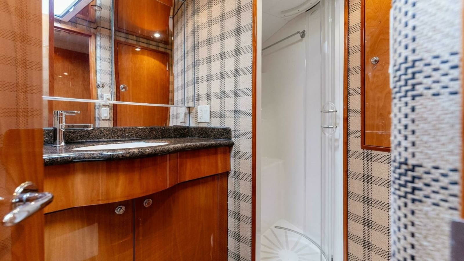 Elegant En-Suite Bathroom