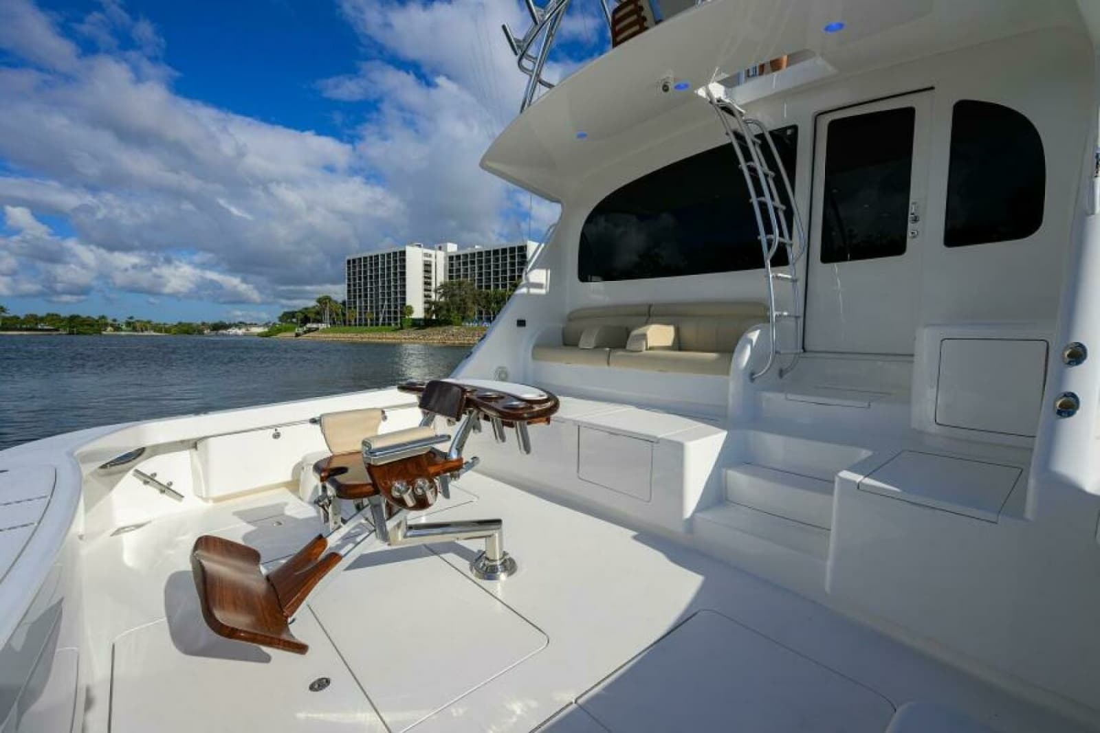 Viking 80 - LAMPLIGHTER - Cockpit